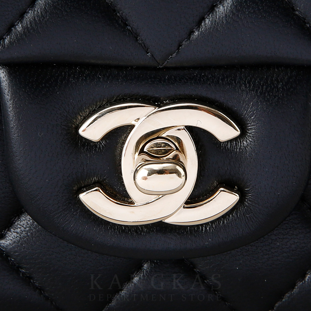 CHANEL(USED)샤넬 AS2431 참 장식 뉴미니 탑핸들