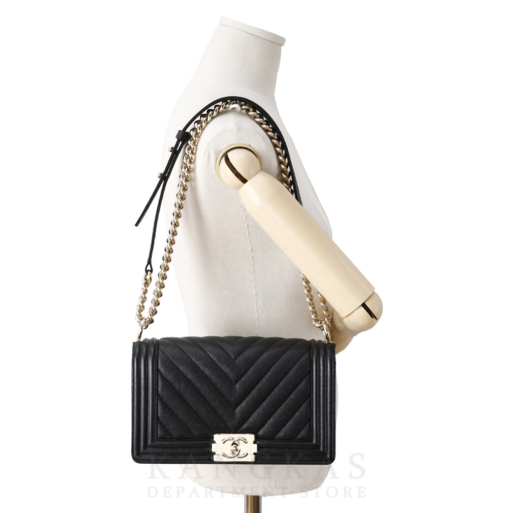 CHANEL(USED)샤넬 캐비어 쉐브론 보이샤넬 미듐