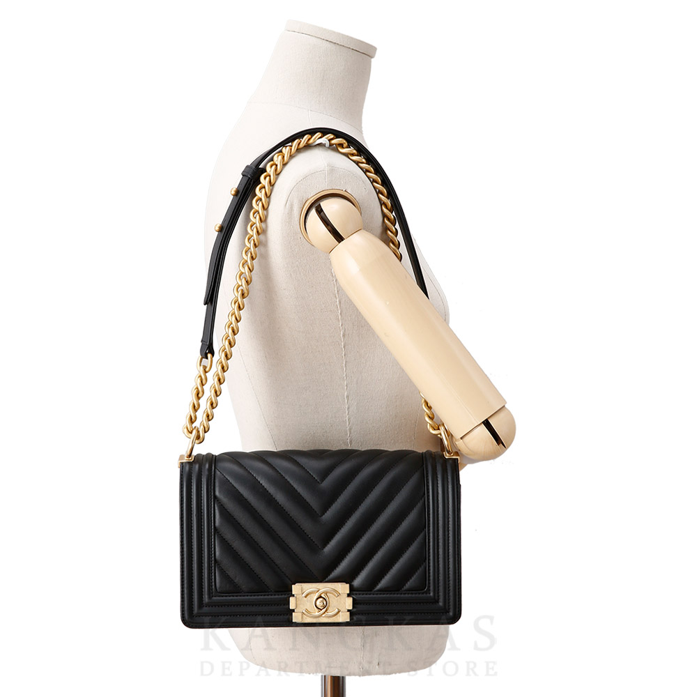 CHANEL(USED)샤넬 쉐브론 보이샤넬 미듐 플랩백