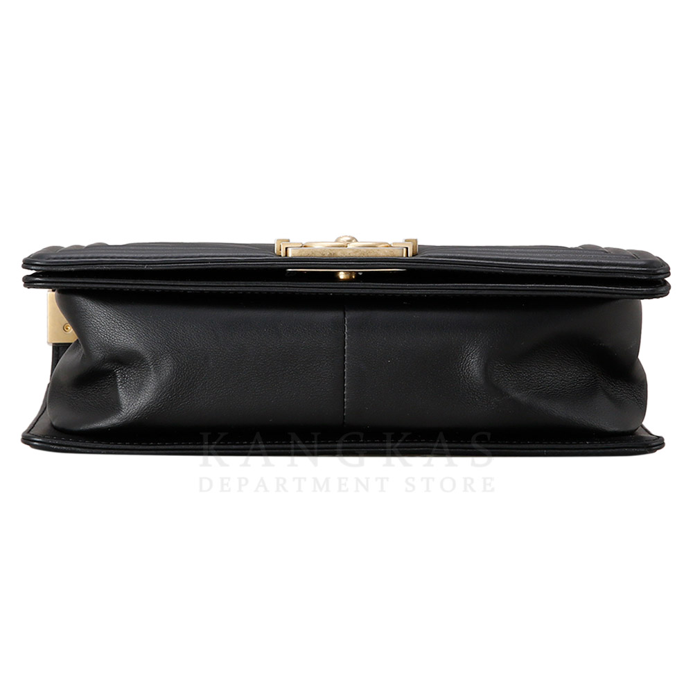 CHANEL(USED)샤넬 쉐브론 보이샤넬 미듐 플랩백